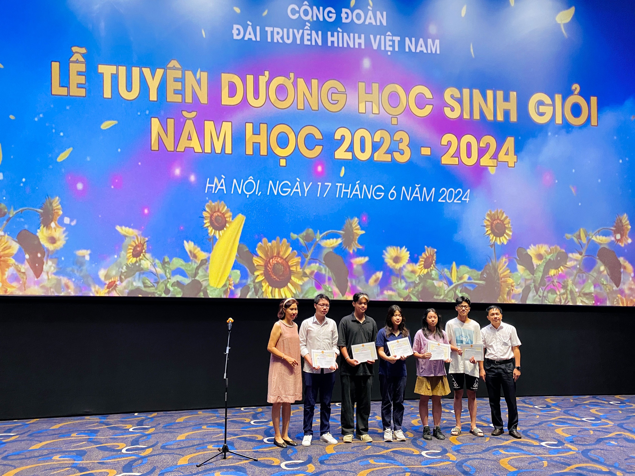 Lễ trao thưởng học sinh giỏi năm học 2023-2024