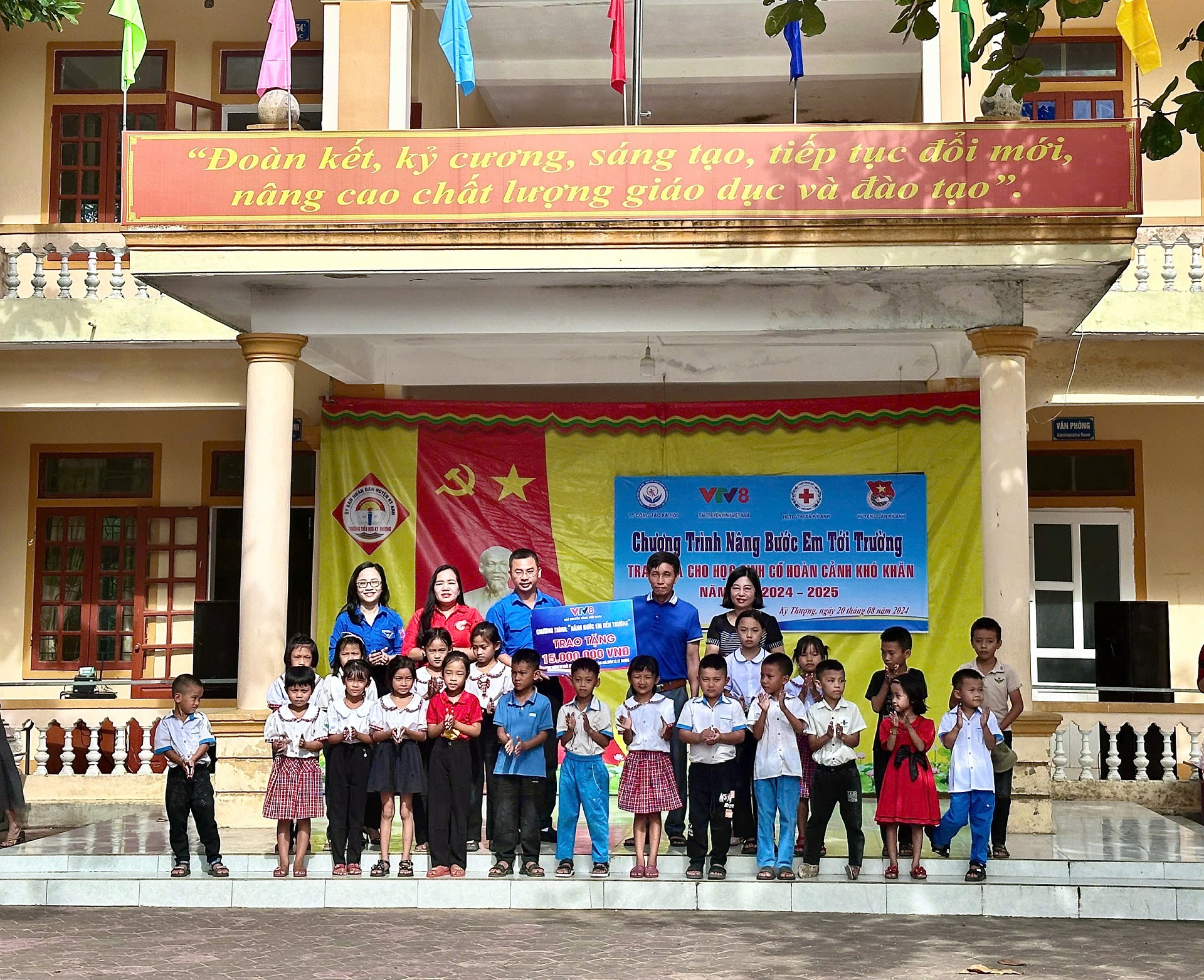 Tuổi trẻ VTV8 tiếp sức cho học sinh nghèo đến trường tại Hà Tĩnh