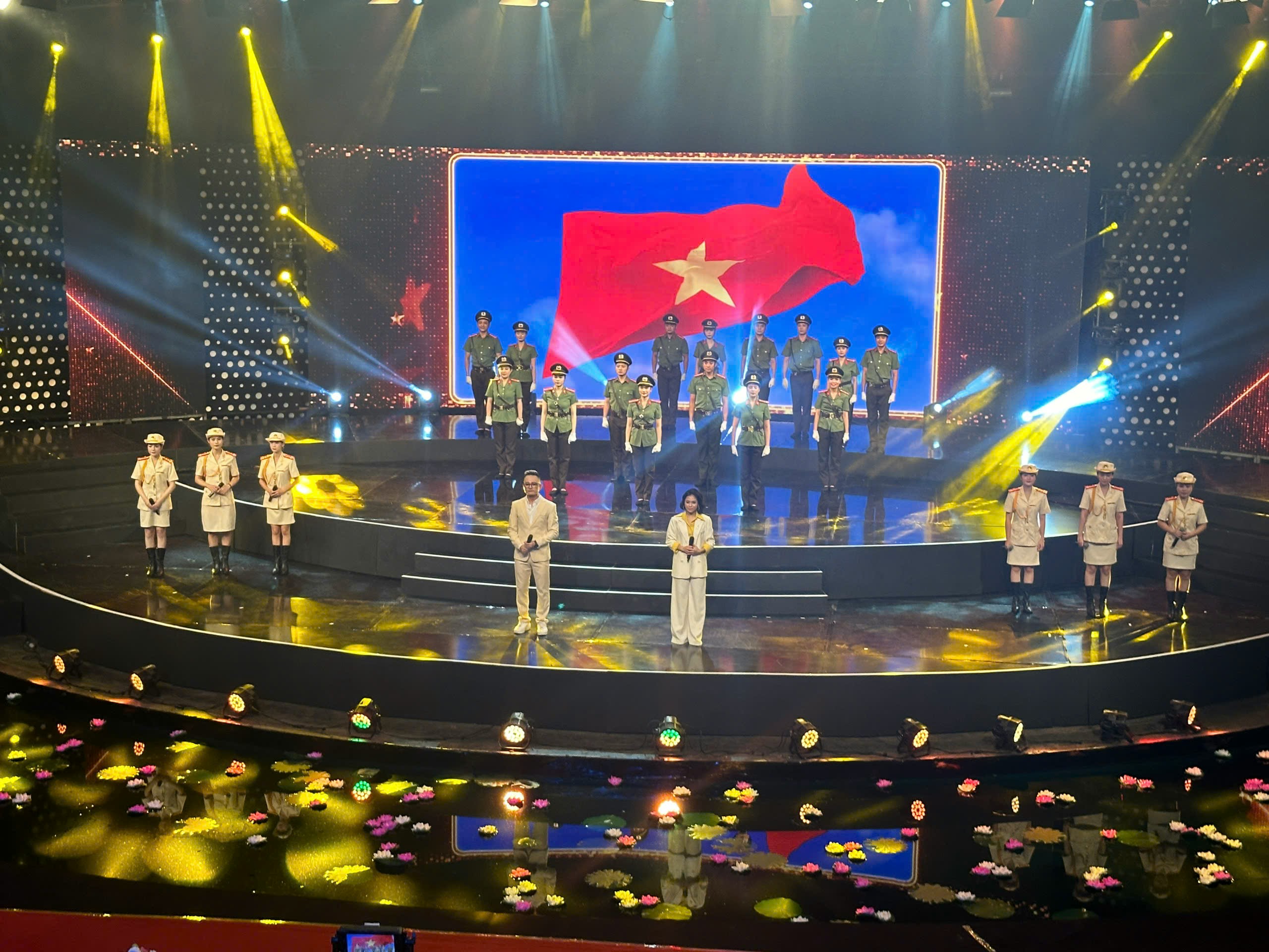 "Hoa cài trên lá chắn” 2024: Phía sau bình yên