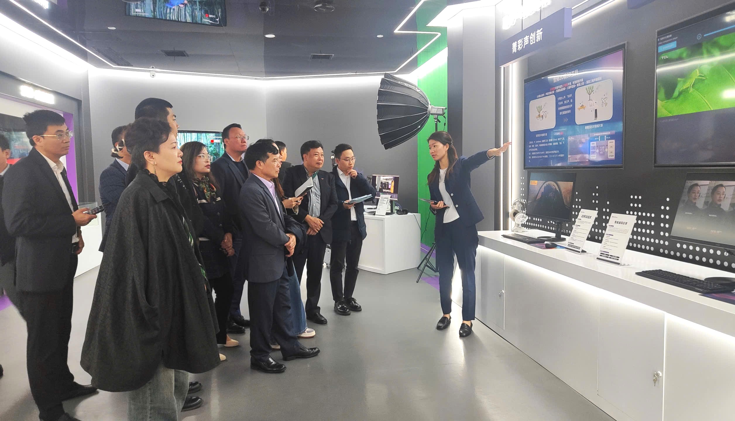 Phó Tổng Giám đốc Đinh Đắc Vĩnh cùng đoàn công tác Đài THVN thăm và làm việc với một số đối tác truyền thông và công nghệ Trung Quốc