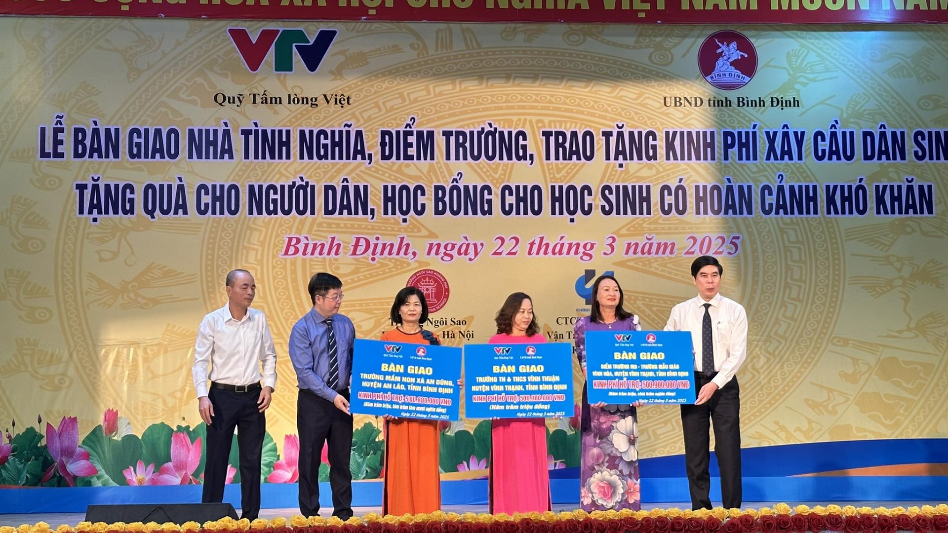 Quỹ Tấm lòng Việt bàn giao nhà, điểm trường và trao tặng kinh phí xây cầu dân sinh, tặng quà cho hộ gia đình và học bổng cho học sinh có hoàn cảnh khó khăn ở Bình Định
