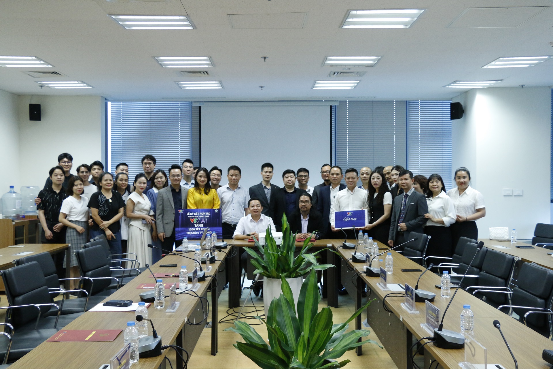 Đoàn Thanh niên VTV và Educhain ký kết phổ cập AI toàn dân: Trao tặng 1.500 bộ công cụ AI trị giá 6 tỷ đồng