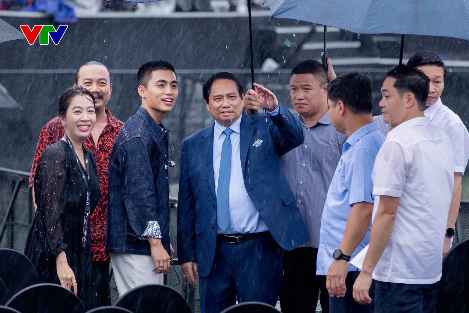 Thủ tướng Chính phủ Phạm Minh Chính thăm, động viên đội ngũ thực hiện và các nghệ sĩ tham gia đại nhạc hội “V Fest - Thanh xuân rực rỡ”