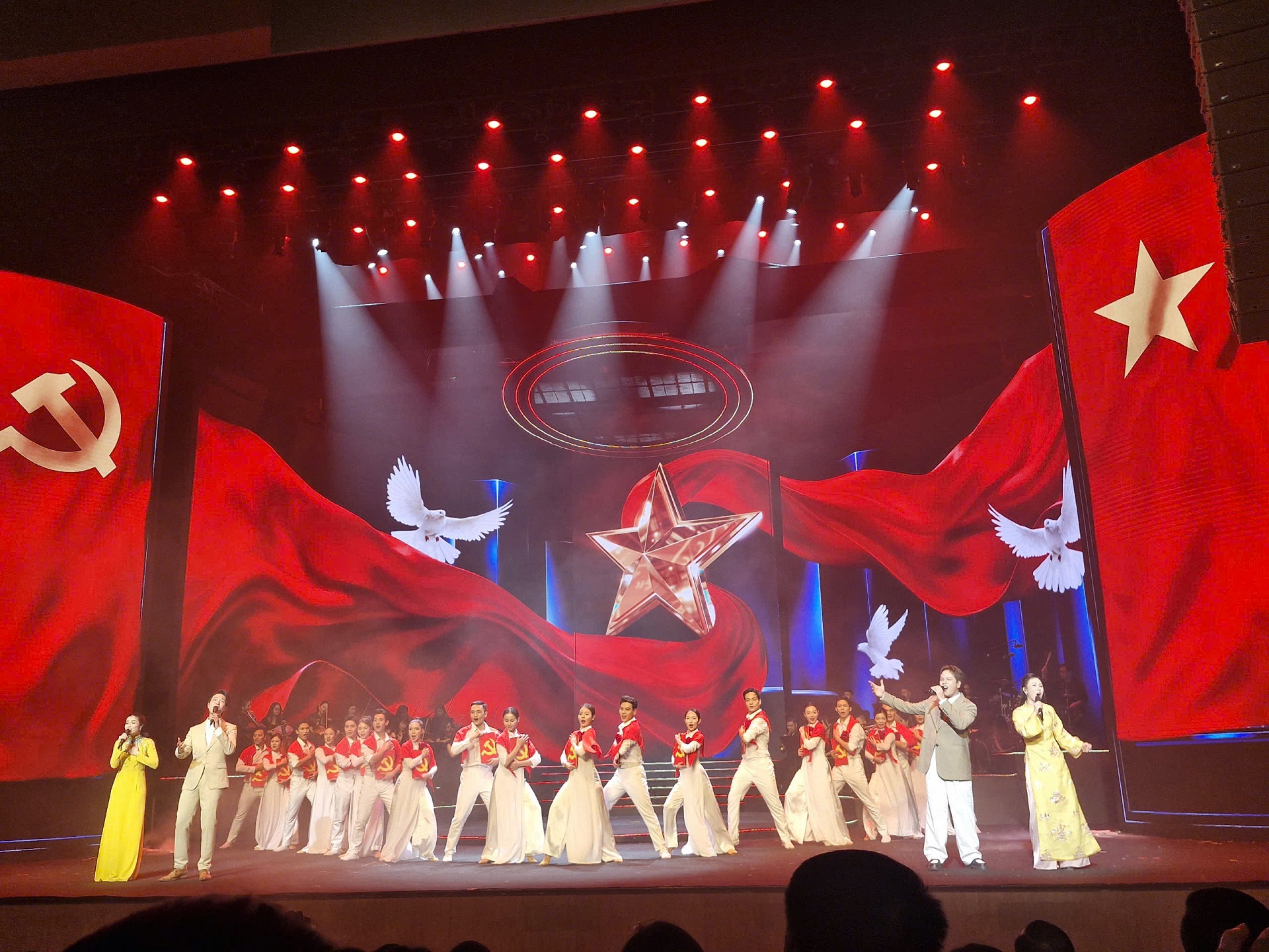 Hào hùng chương trình hòa nhạc chính luận nghệ thuật "Mãi mãi niềm tin theo Đảng"