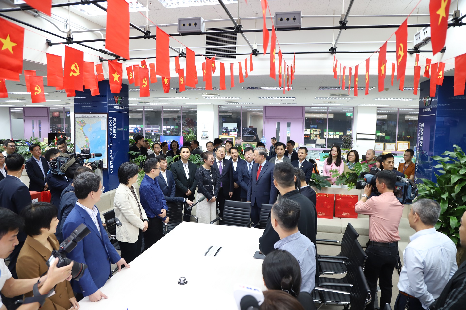 Tổng Bí thư Tô Lâm thăm, động viên viên chức và người lao động Đài Truyền hình Việt Nam nhân dịp Tết Bính Ngọ
