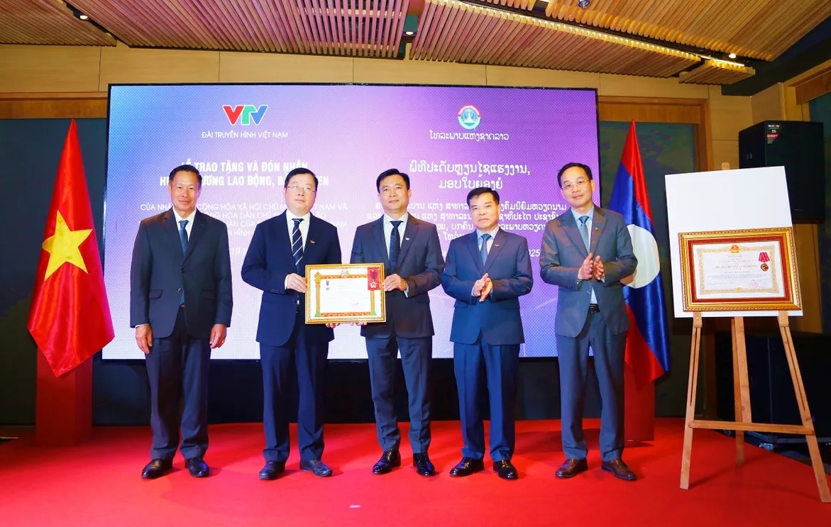 Trao tặng và đón nhận Huân chương Lao động, Bằng khen cho Đài THVN và Đài THQG Lào
