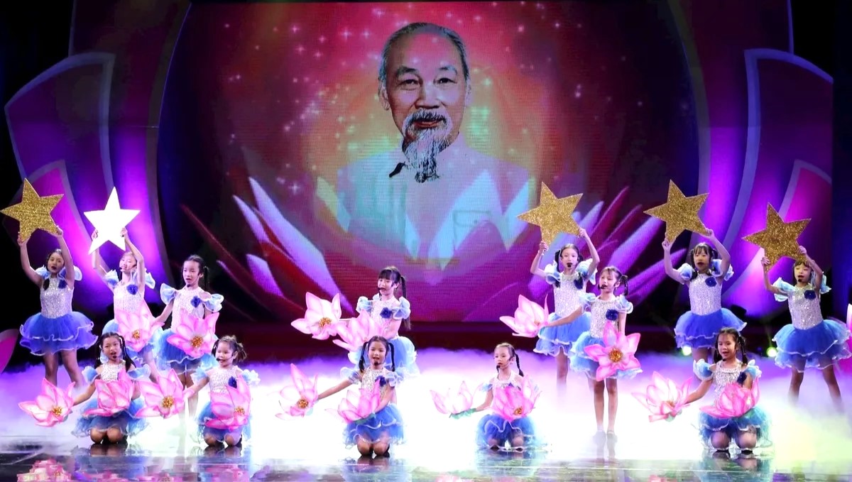 “Quà tháng 5 dâng Người” - Khúc tráng ca nghệ thuật kính dâng Bác Hồ