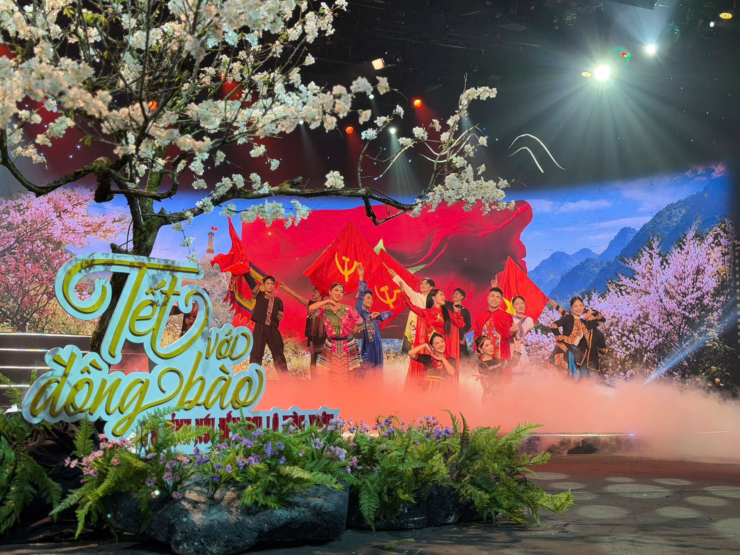 Từ đỉnh núi đến đại lộ mùa xuân - Hành trình Tết của niềm tin và khát vọng