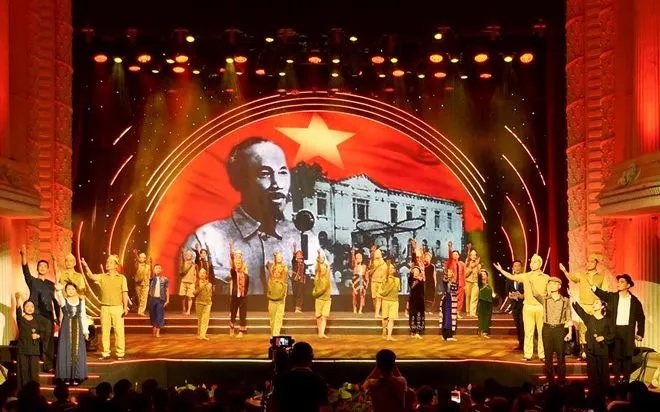 Chương trình nghệ thuật “Hồ Chí Minh - Nguồn sáng dẫn đường” kỷ niệm 115 năm ngày Bác Hồ ra đi tìm đường cứu nước