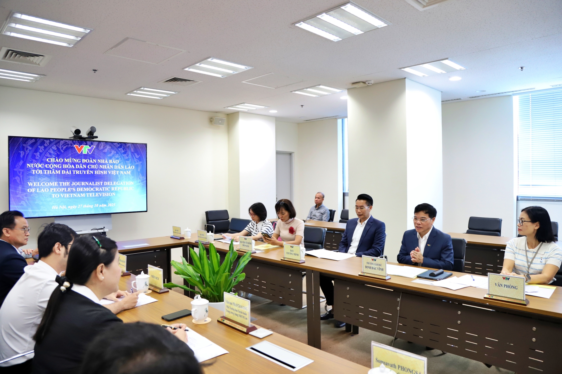 Phó Tổng Giám đốc Đinh Đắc Vĩnh tiếp đón đoàn công tác Ban Tuyên huấn Trung ương Đảng Nhân dân Cách mạng Lào