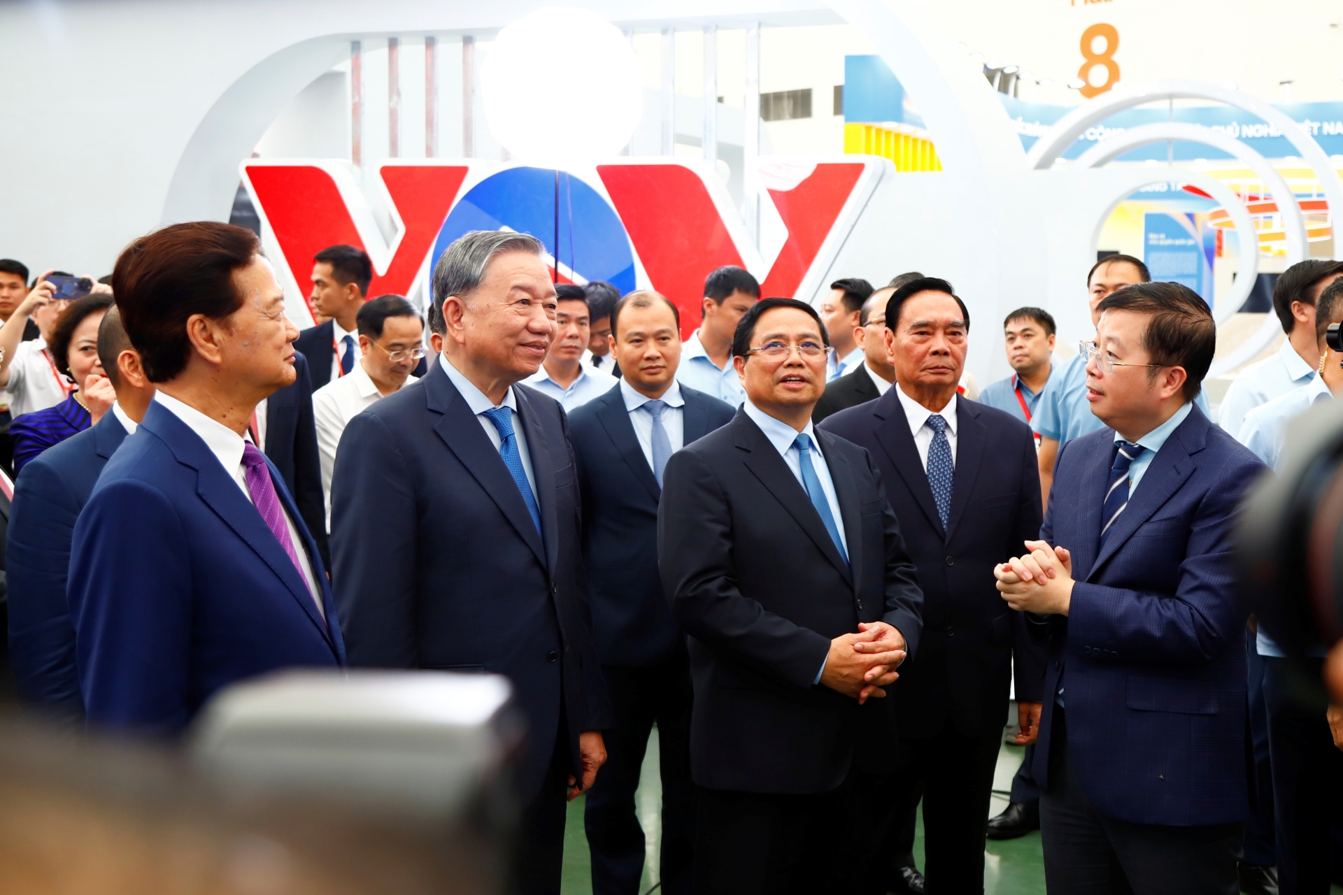 Tổng Bí thư và Thủ tướng tham quan gian trưng bày của VTV